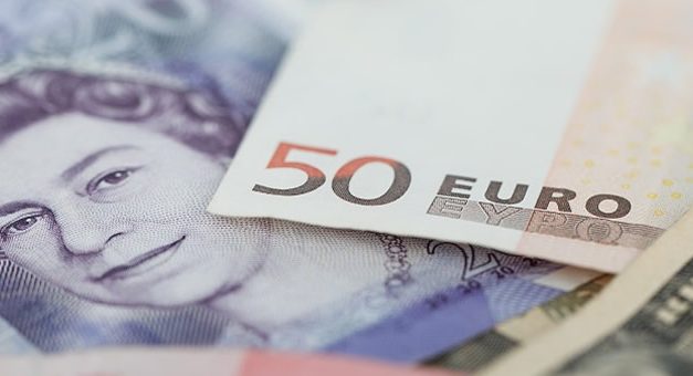 El euro y la libra sufren con la activación del Brexit