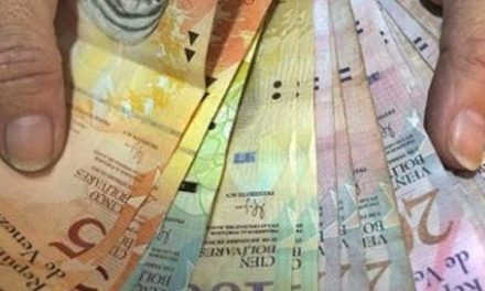 Ante virtual corralito, en Venezuela se paga hasta un 30% por el dinero en efectivo